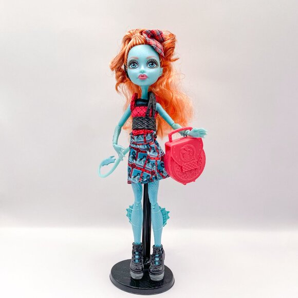 Monster High Lorna McNessie – Monster Exchange – Outfit & Accessories w/ Stand - Picture 3 of 6
